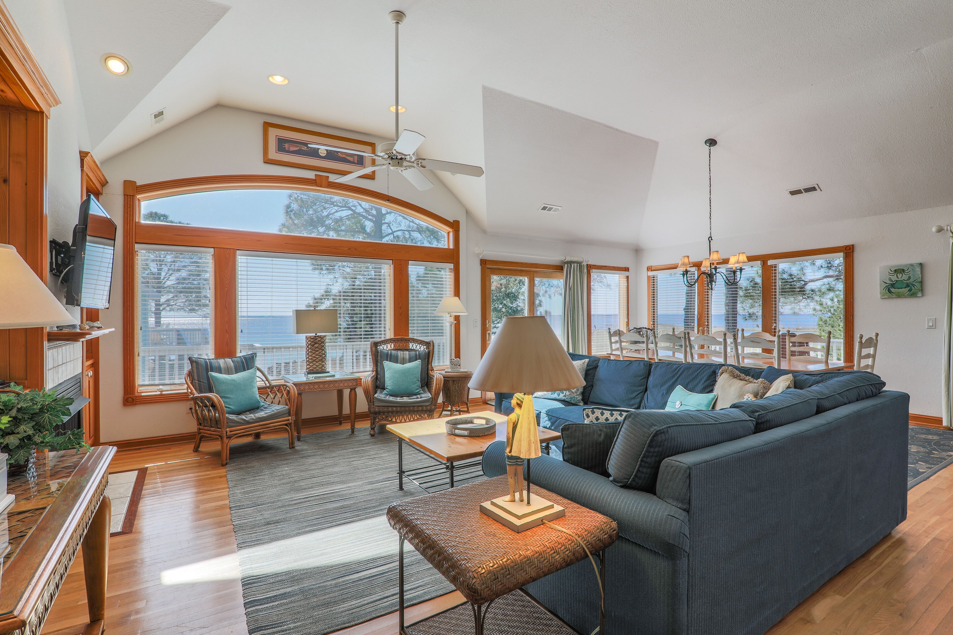 Flat-screen TV, fireplace, stereo