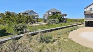 Een woongebied aan de kust, met huizen met balkons en een promenade.