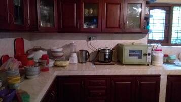 Standard Double or Twin Room, 1 Large Twin Bed, Non Smoking, Garden View | Shared kitchen | Fridge, oven, rice cooker