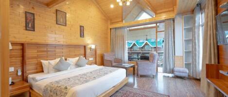 Decoración personalizada, escritorio y espacio para trabajar con laptop