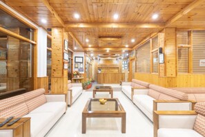 TV de tela plana, lareira