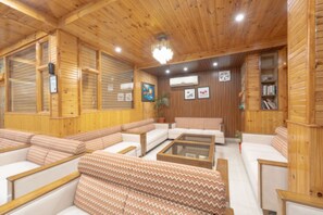 TV de tela plana, lareira