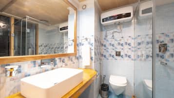 Habitació prèmium | Bany | Dutxa, articles de tocador gratuïts, sabatilles i tovalloles