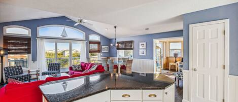 Télévision, cheminée, livres