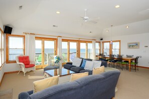 تلفزيون، مدفأة، مشغل دي في دي، ستيريو