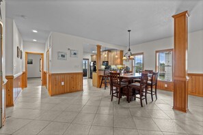 Dining - 5422- Raynors Rest, 8 person beach box in the heart of Nags Head (Nags Head)
