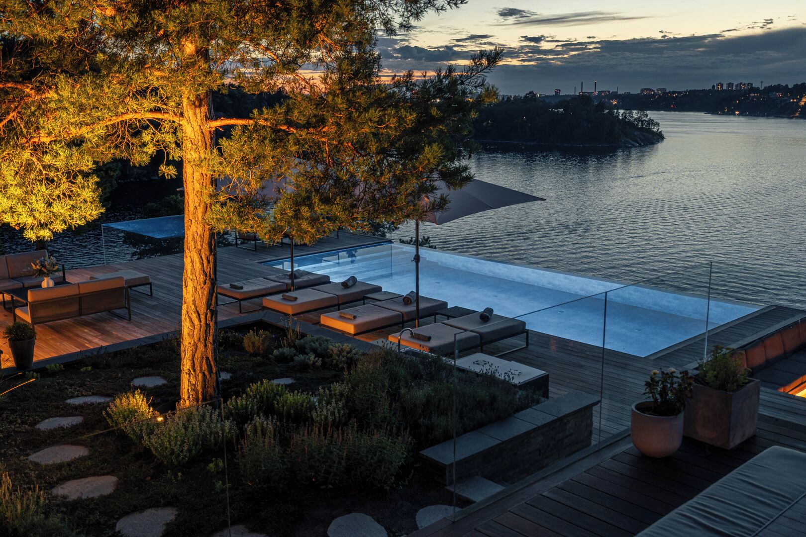 Utendørsbasseng og et evighetsbasseng