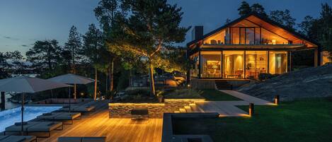 Una piscina al aire libre, una piscina con borde infinito