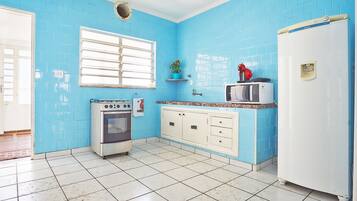 Geladeira grande, micro-ondas, fogão