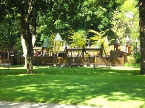 Property grounds - Location!! Couples Getaway, Gals with Pals, Fine Linens, Beach, Bikes, Paddle B (Coeurd'Alene)
