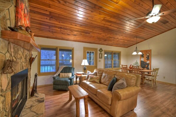 Älytelevisio, takka, kirjoja