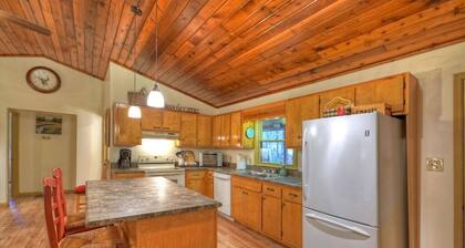 Uusi listaus! Idyllinen 10 hehtaarin Creekside Blue Ridge Getaway