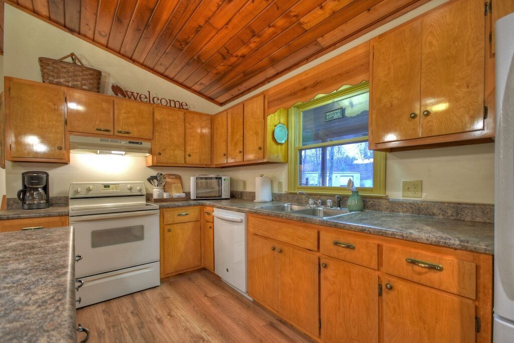 Idyllic 10-acre Creekside Blue Ridge Getaway