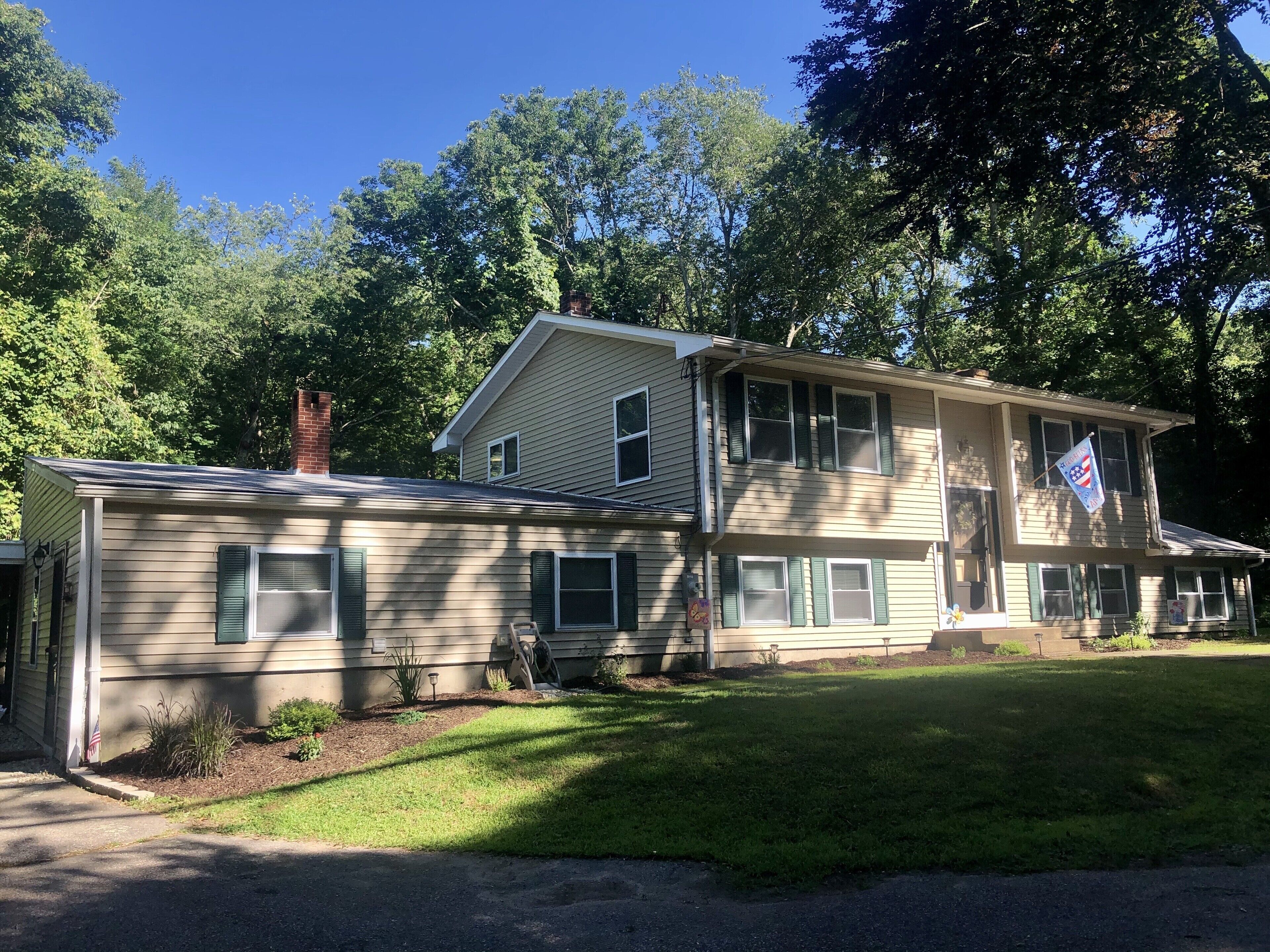 5 Bedrooms of Beach and Quiet Just 15 Minutes From Narragansett Attractions!