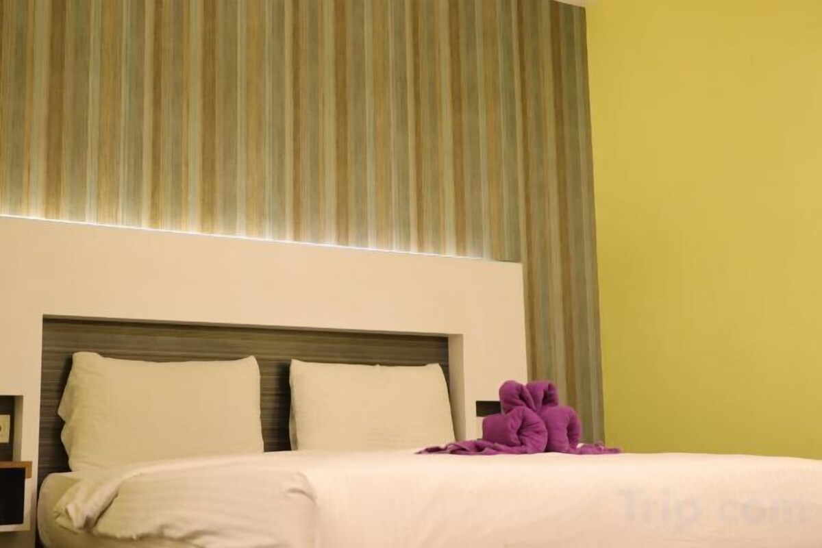 Desk, free WiFi, bed sheets