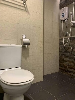 Bathroom shower - Summer Oscar Boutique Hotel (Subang Jaya)