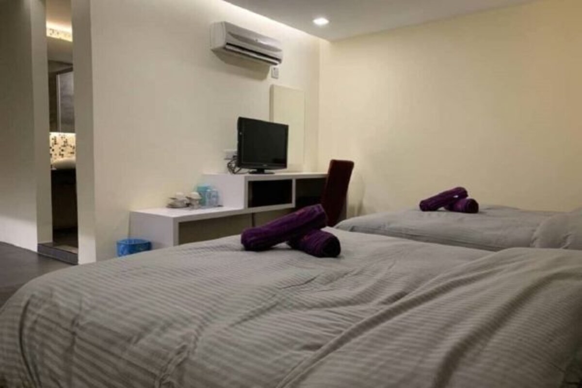 Deluxe Family Room With Window