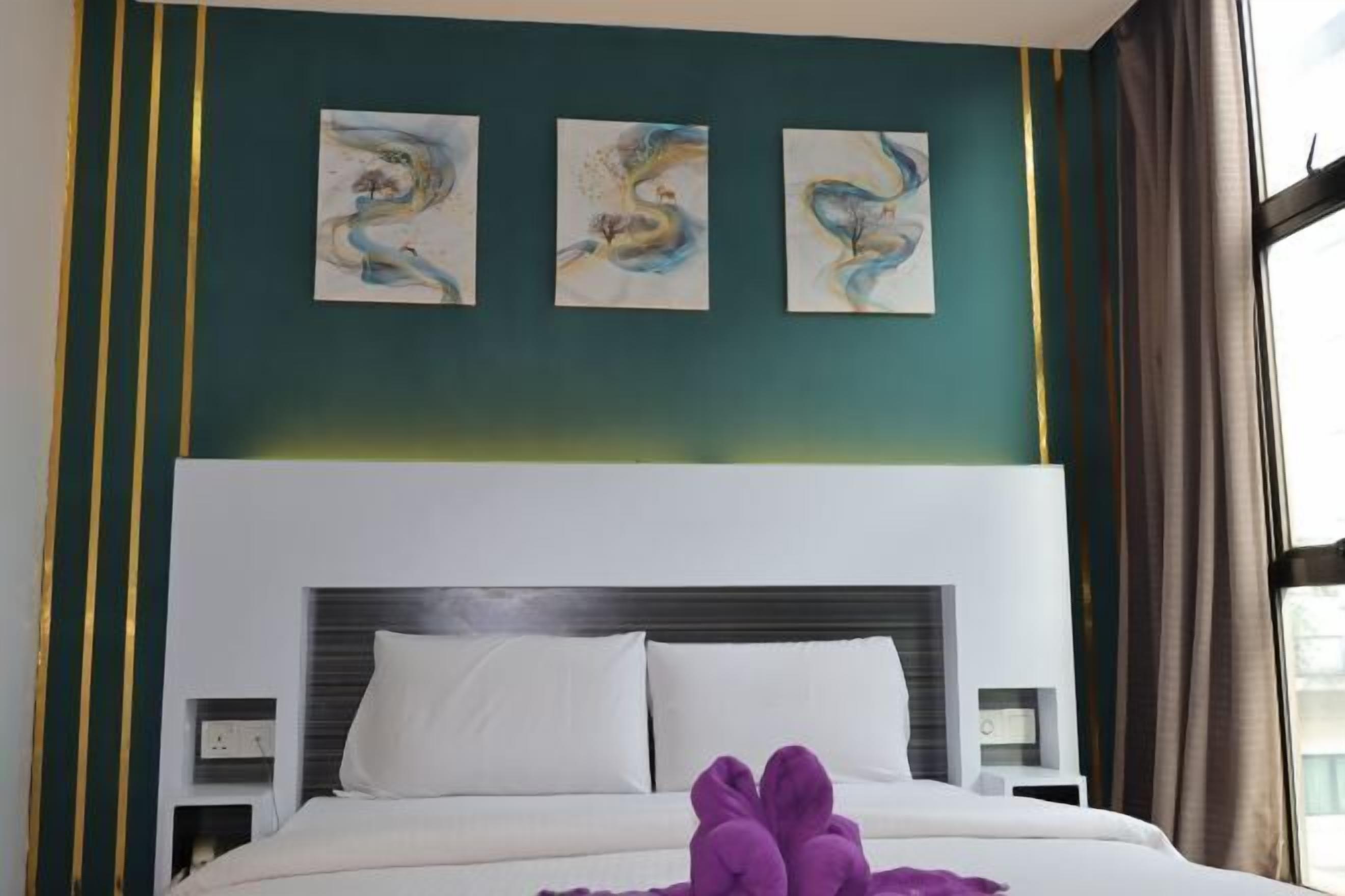 Bàn, truy cập Internet không dây miễn phí, bộ trải giường 