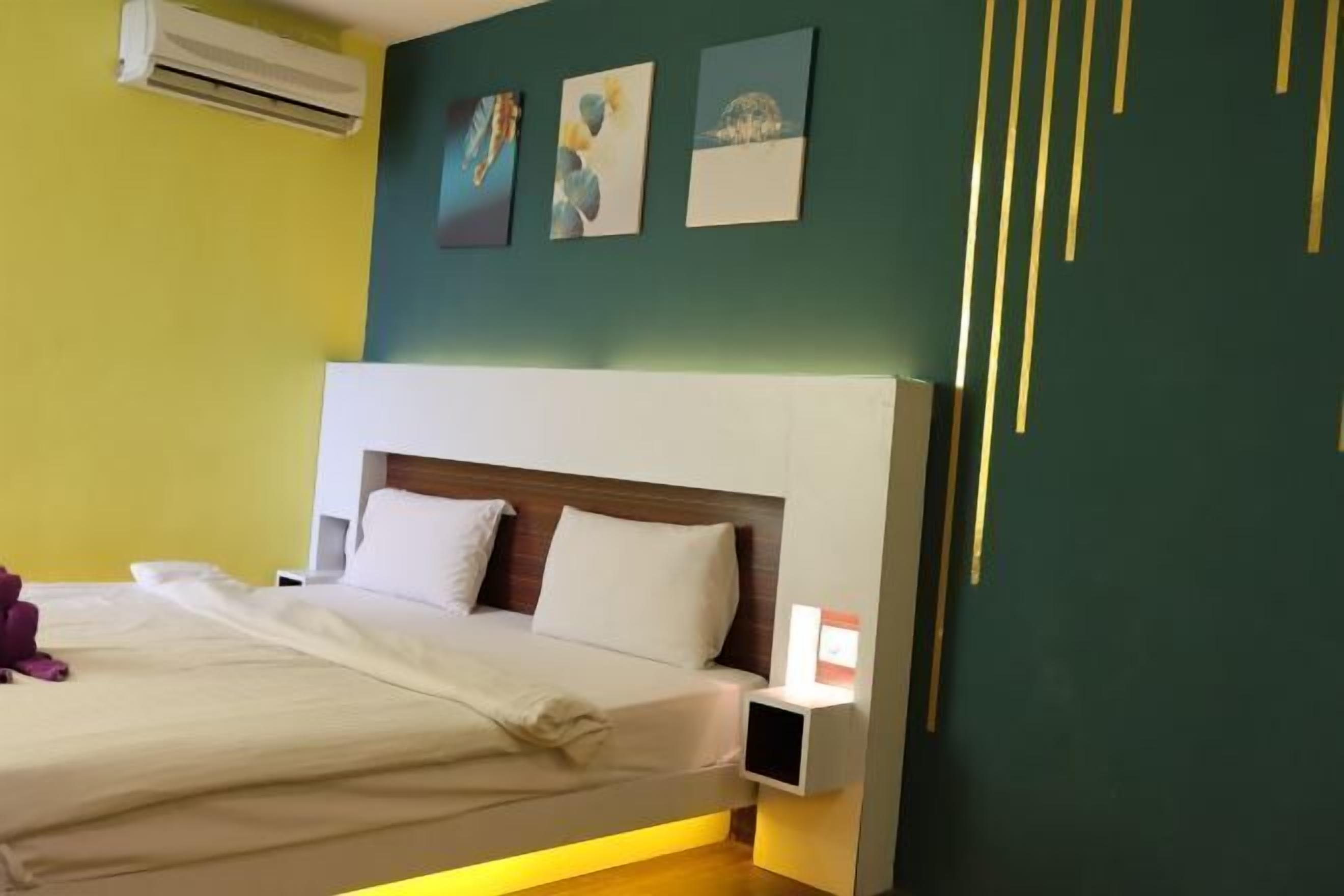 Bàn, truy cập Internet không dây miễn phí, bộ trải giường 