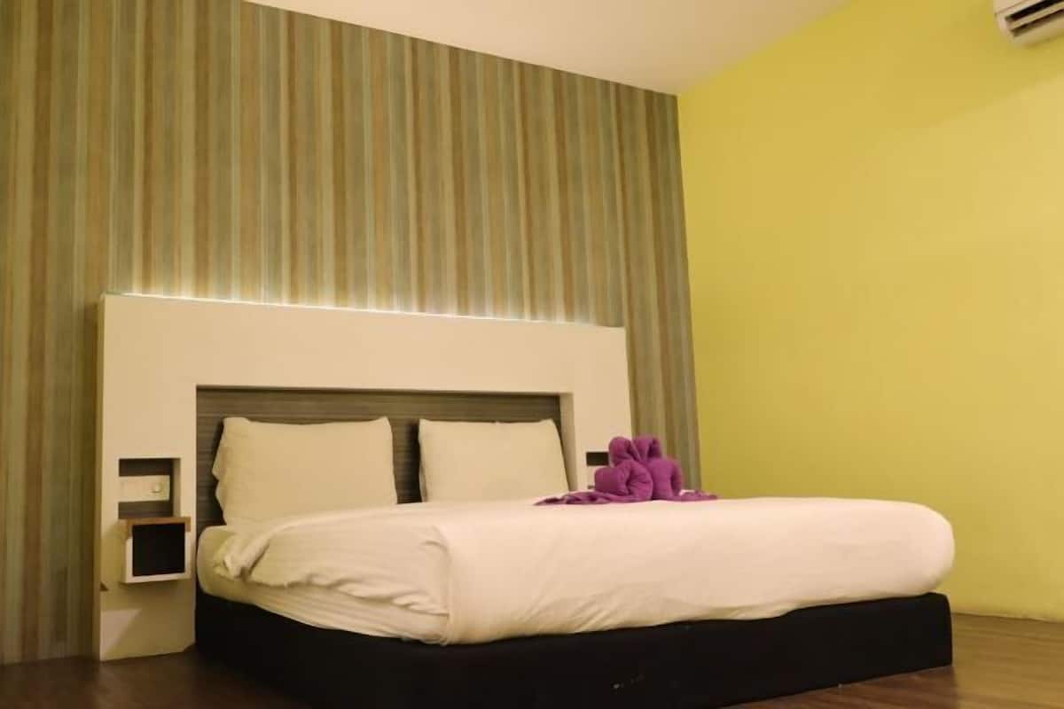 Escritorio, wifi gratis y ropa de cama