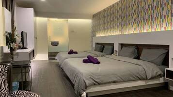 Escritorio, wifi gratis y ropa de cama