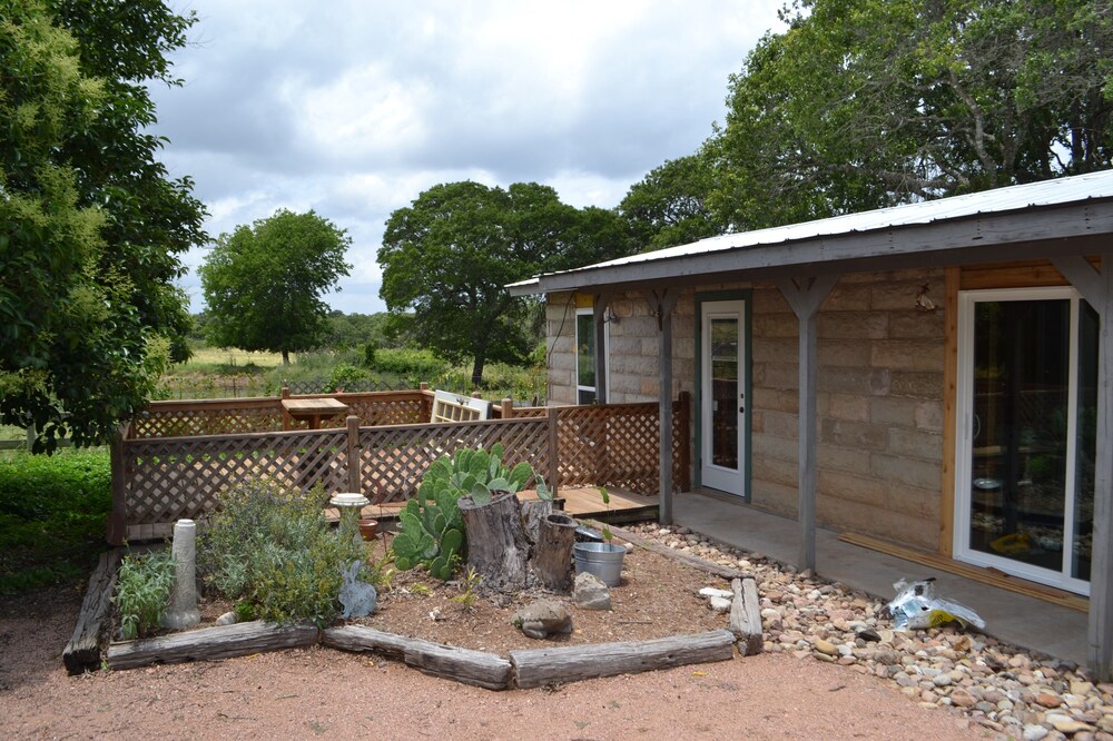 Great reviews,secluded,jacuzzi tub,full kitchen,deck area,pet friendly,WiFi