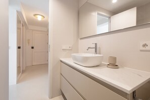 Combined shower/bathtub, hair dryer, towels, soap - Charming apartment on the beach with fantastic views in Puerto de Alcudia (Port d´Alcudia)