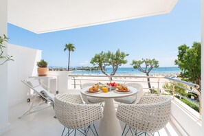 Outdoor dining - Charming apartment on the beach with fantastic views in Puerto de Alcudia (Port d´Alcudia)