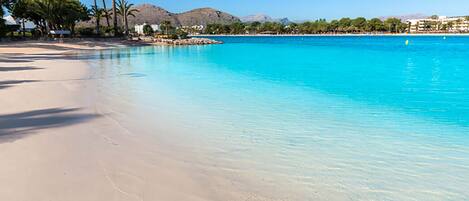 Nær stranden, solsenger og strandhåndklær