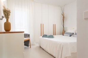 2 bedrooms, in-room safe, desk, iron/ironing board