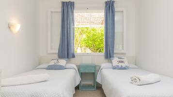 4 bedrooms, iron/ironing board, free WiFi, bed sheets