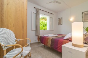 4 makuuhuonetta, silitysrauta/-lauta, ilmainen Wi-Fi, vuodevaatteet