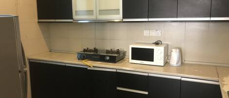 Huoneisto, 2 makuuhuonetta | Yksityinen keittiö | Täysikokoinen jääkaappi, mikroaaltouuni, liesi, vedenkeitin