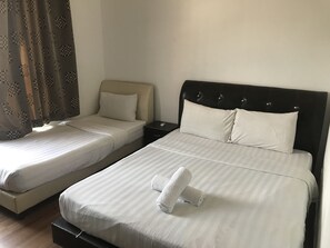 Apartment, 2 Bedrooms | Langsir/tirai gelap terus, seterika/papan seterika, Wi-fi percuma 