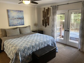 5 habitaciones, escritorio y tabla de planchar con plancha