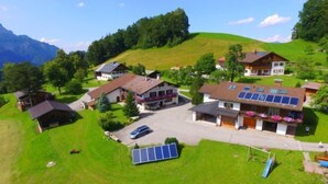 Zona residencial con casas, paneles solares y un parque infantil.