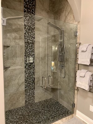 Duschwanne, Haartrockner, Handtücher, Seife