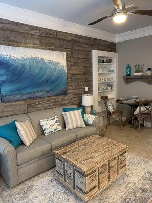 Smart-TV, peis, DVD-spiller og bøker