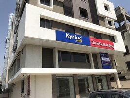 Un hotel llamado 'Kyriad Hotel by Citrus' con un letrero que dice 'Hotel Gold Rajog'.