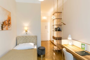 1 slaapkamer, een kluis op de kamer, een bureau, reisbedje