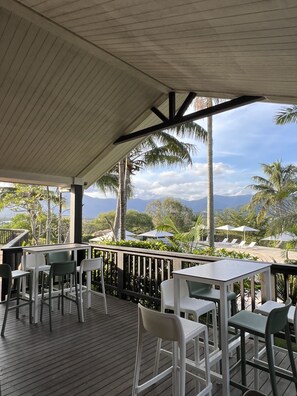 Serveert ontbijt, lunch en diner