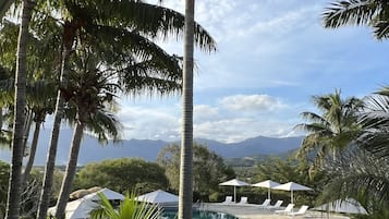 Piscine extérieure, cabanons gratuits, parasols de plage