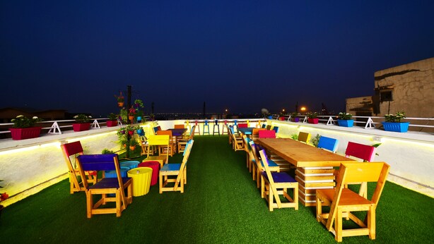 Rooftop terrace - goSTOPS Mumbai - Hostel (Mumbai)