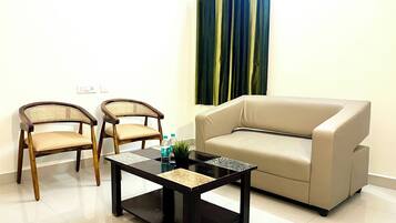 Superior Room, Non Smoking | Living area | 32-inch flat-screen TV with cable channels