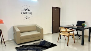 Quarto superior, para não fumantes | Área de estar | TV de tela plana 32 polegadas com canais a cabo