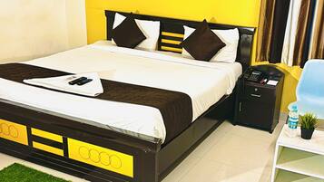 Deluxe Suite | Soundproofing, iron/ironing board, rollaway beds, free WiFi