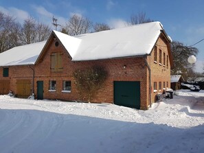 Exterior - Cozy log cabin on a historic three-sided farm - Ferienhaus Ströh (Steinberg)
