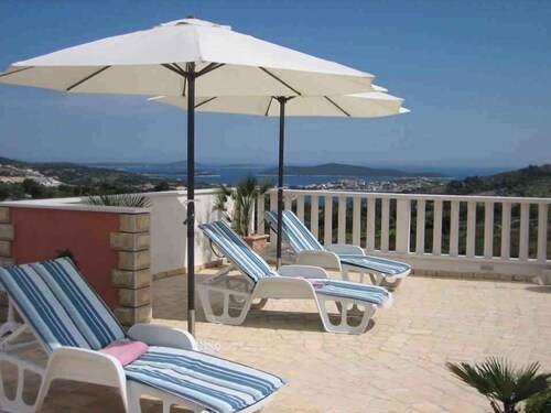 Villa mit Klimaanlage, Terrasse und Außenpool