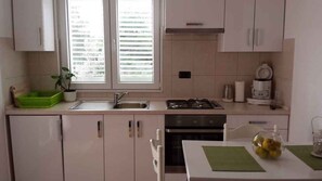 Kjøleskap, ovn, kokeplater og kaffetrakter/tekoker