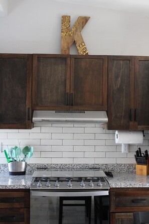 Réfrigérateur, four à micro-ondes, surface de cuisson
